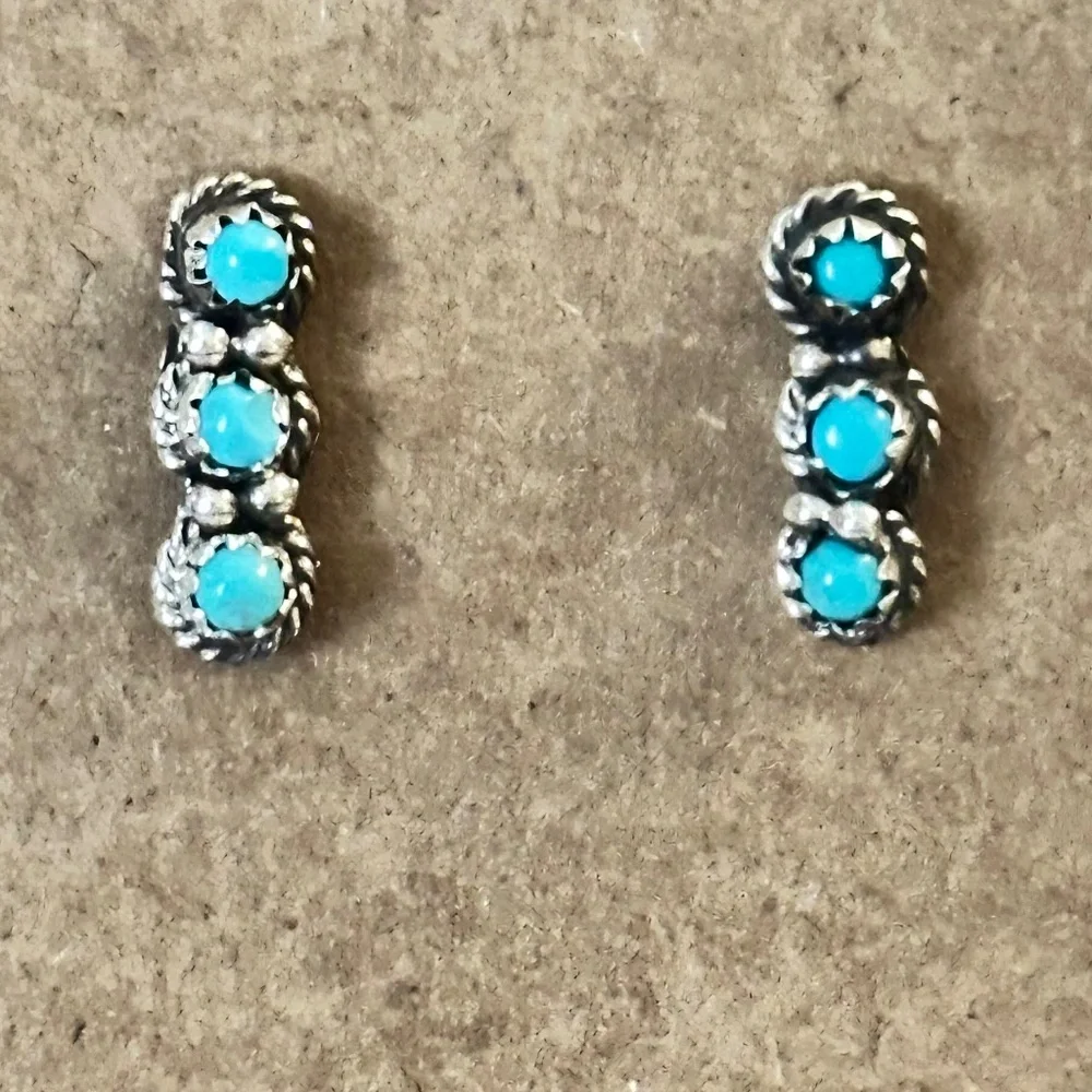 925 - Navajo crafted Sleeping Beauty Blue Turquoise. 3 round stones each earring - Picture 4 of 12
